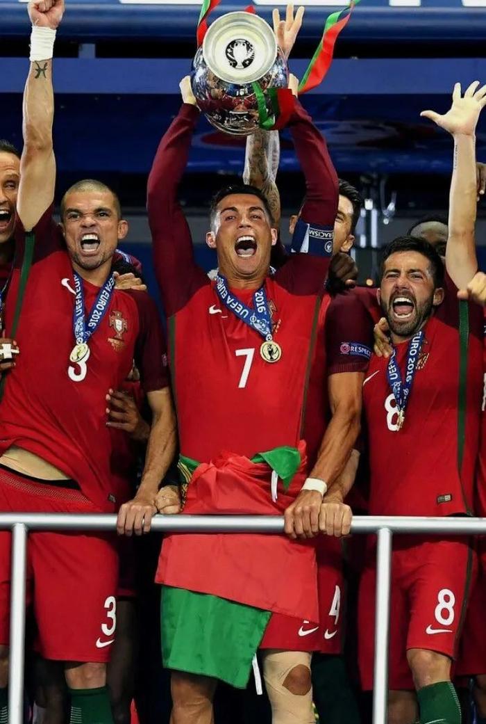 C罗重返赛场，重要助攻首场状态出色，巴黎圣日耳曼观众沸腾！的简单介绍