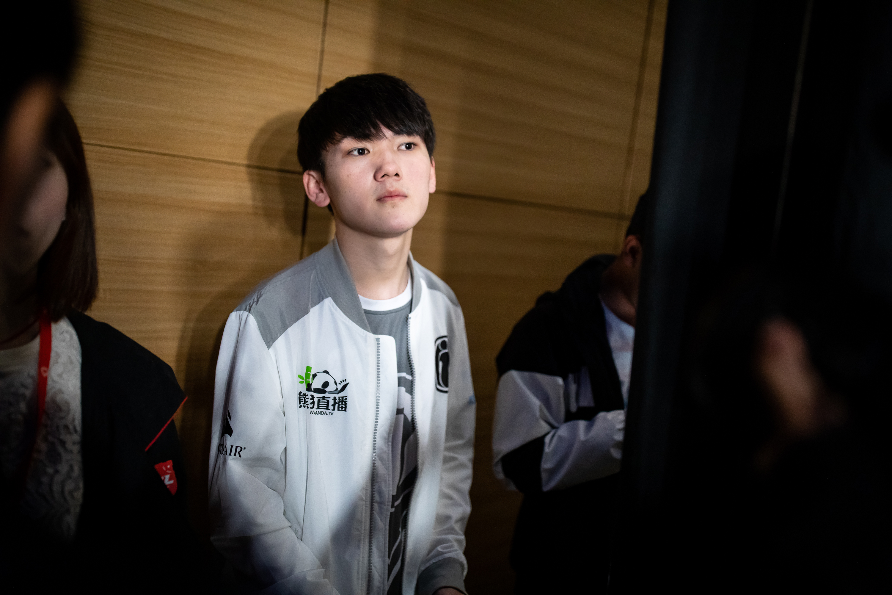 包含JackeyLove重返赛场，爆冷首场状态出色，IG观众沸腾！的词条