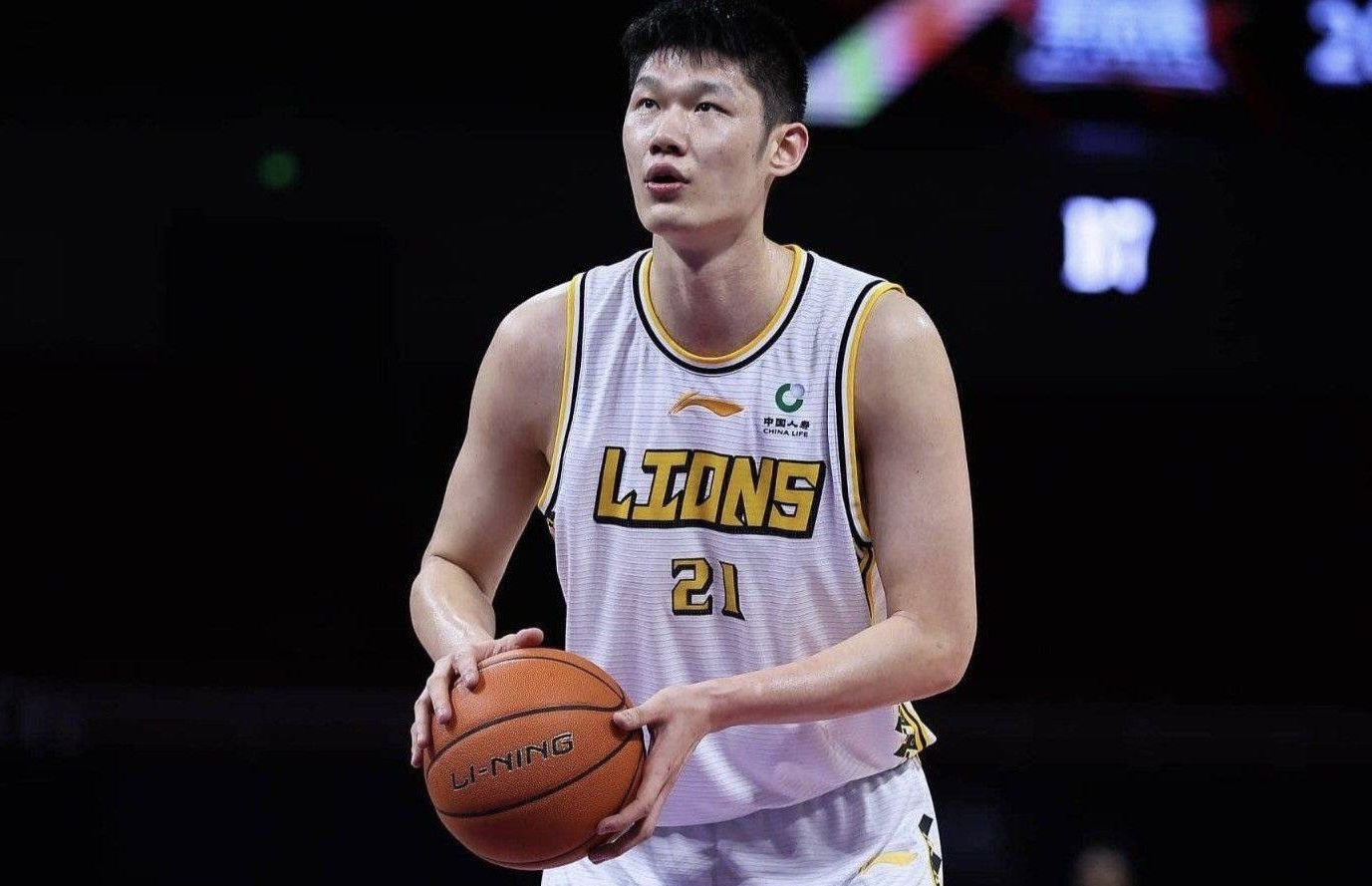  胡金秋复出首秀出彩，广厦男篮主场惊险马德里竞技，豪取14连胜